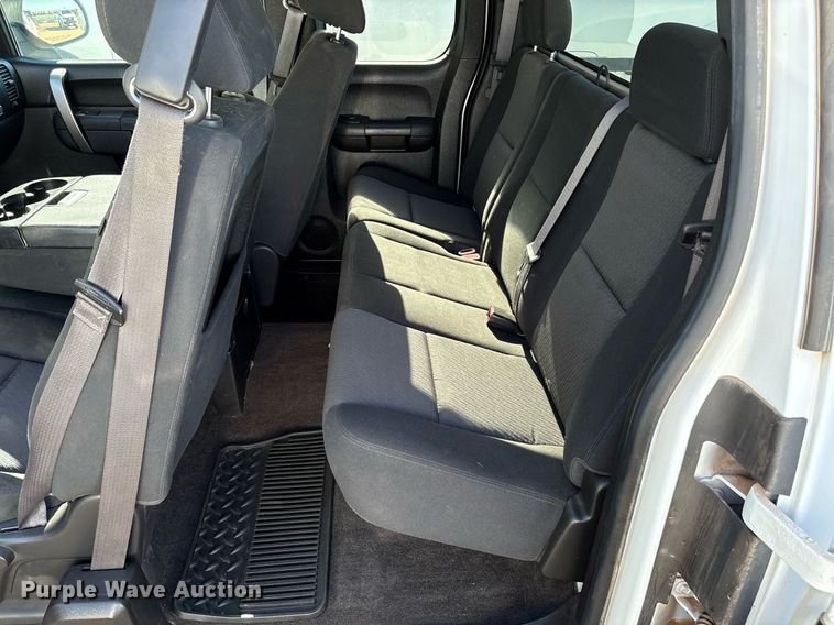 image for item DX8007 2013 Chevrolet Silverado 1500 Ext. Cab pickup truck