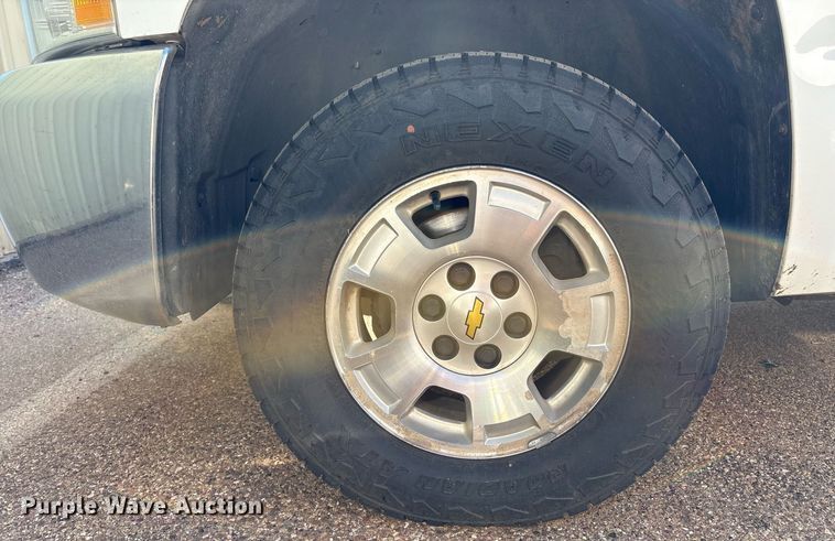 image for item DX8007 2013 Chevrolet Silverado 1500 Ext. Cab pickup truck