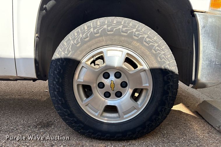 image for item DX8007 2013 Chevrolet Silverado 1500 Ext. Cab pickup truck