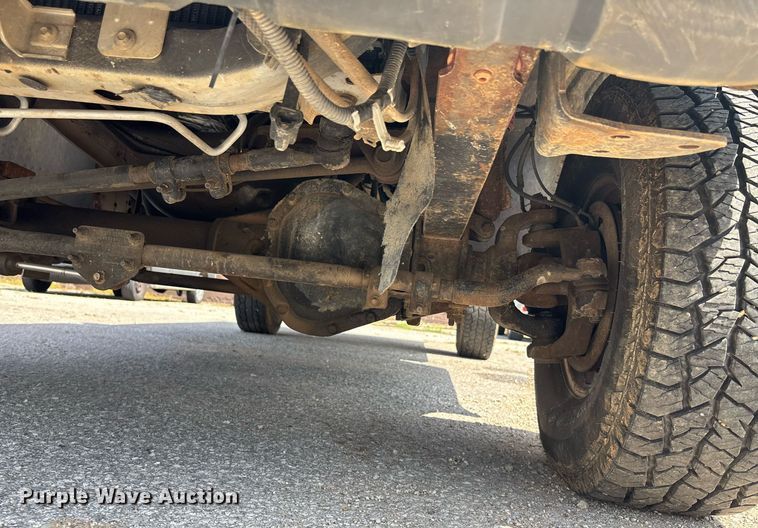 image for item DY0360 2003 Ford F250 flatbed pickup truck