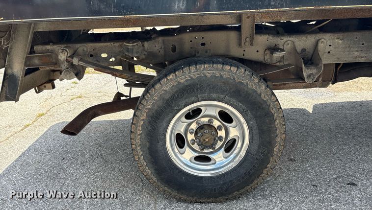 image for item DY0360 2003 Ford F250 flatbed pickup truck