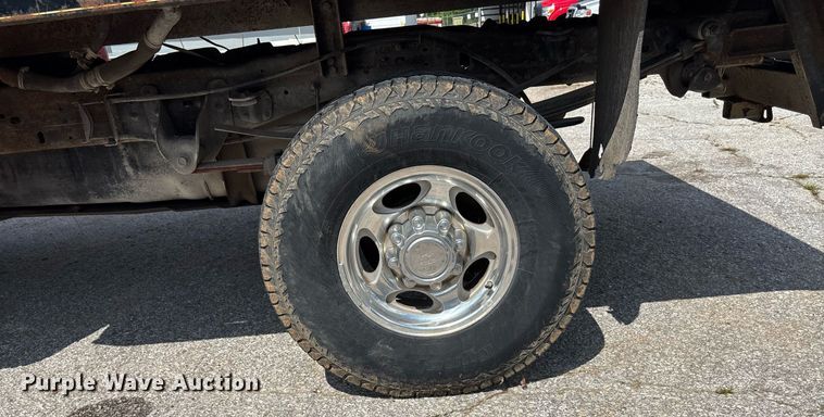 image for item DY0360 2003 Ford F250 flatbed pickup truck