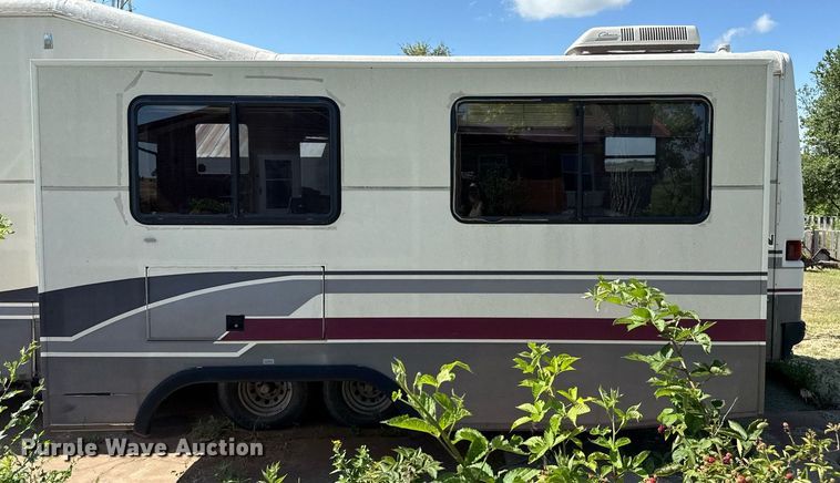 image for item DZ8588 1993 Fleetwood Avion camper