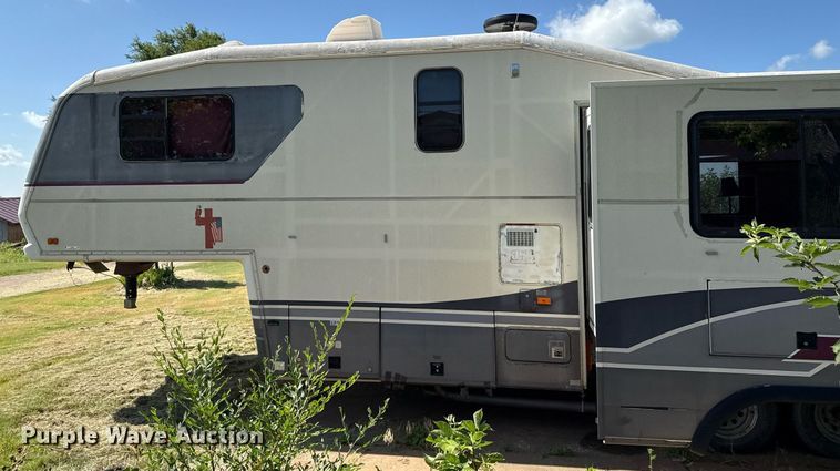 image for item DZ8588 1993 Fleetwood Avion camper