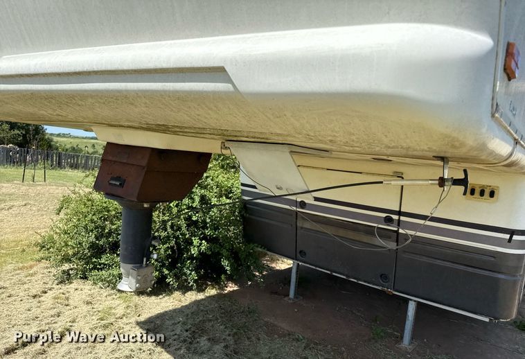 image for item DZ8588 1993 Fleetwood Avion camper