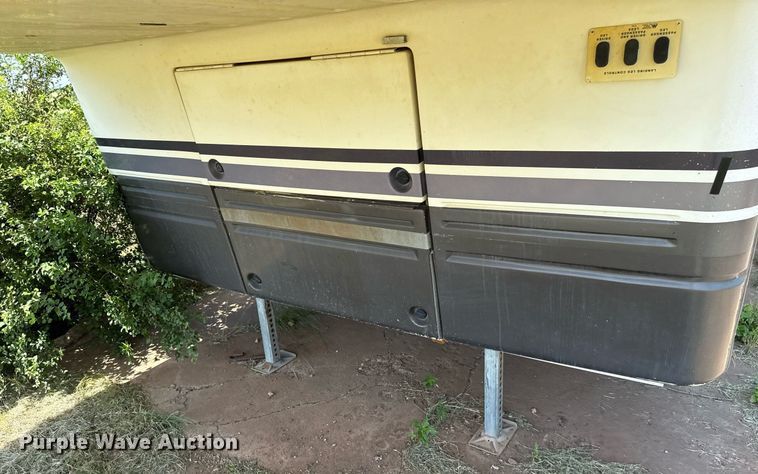 image for item DZ8588 1993 Fleetwood Avion camper