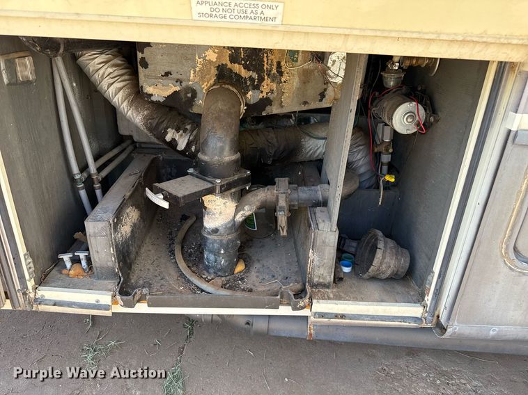 image for item DZ8588 1993 Fleetwood Avion camper