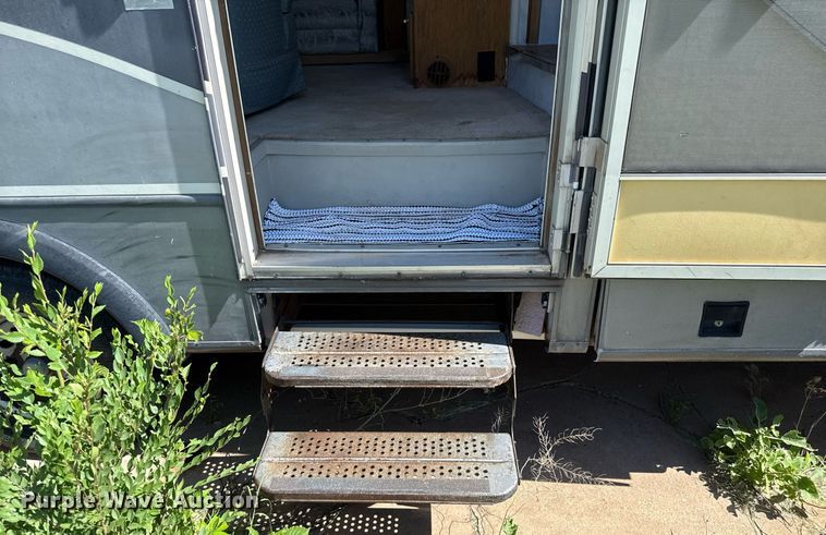 image for item DZ8588 1993 Fleetwood Avion camper