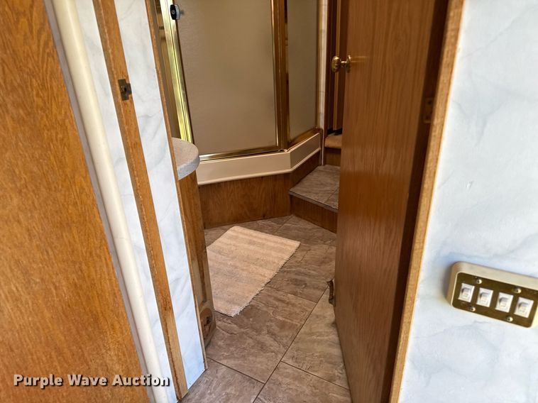 image for item DZ8588 1993 Fleetwood Avion camper