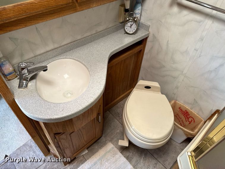 image for item DZ8588 1993 Fleetwood Avion camper