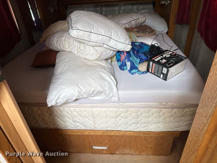 image for item DZ8588 1993 Fleetwood Avion camper