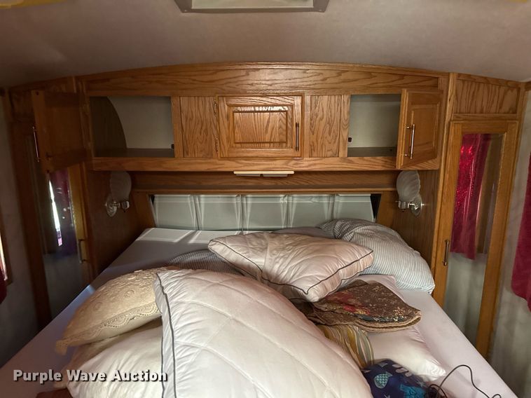 image for item DZ8588 1993 Fleetwood Avion camper