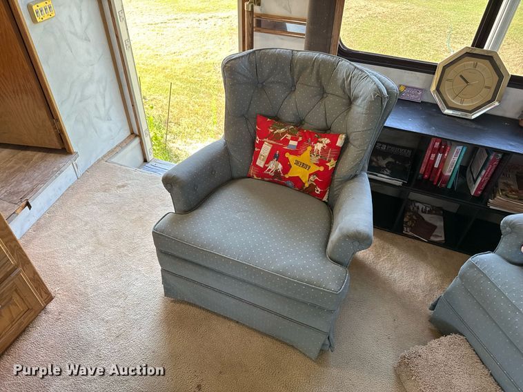 image for item DZ8588 1993 Fleetwood Avion camper