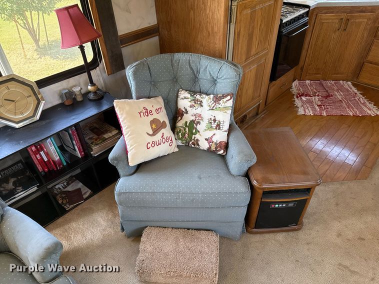 image for item DZ8588 1993 Fleetwood Avion camper