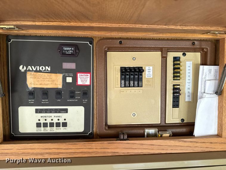 image for item DZ8588 1993 Fleetwood Avion camper