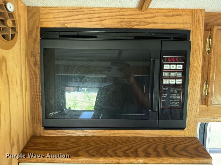 image for item DZ8588 1993 Fleetwood Avion camper