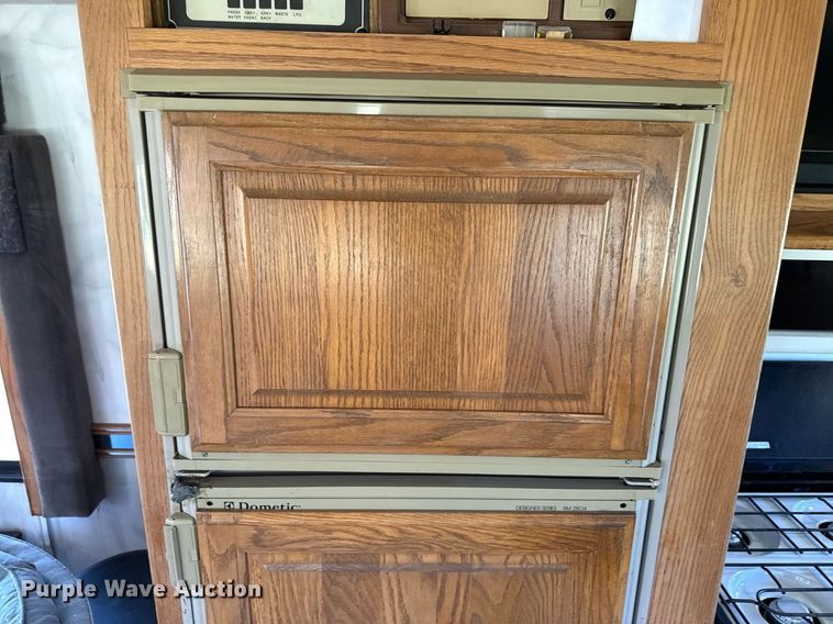 image for item DZ8588 1993 Fleetwood Avion camper