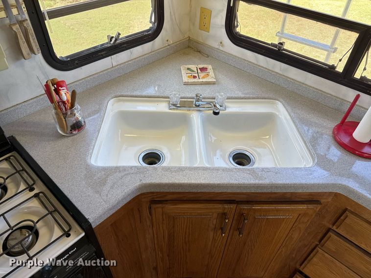 image for item DZ8588 1993 Fleetwood Avion camper