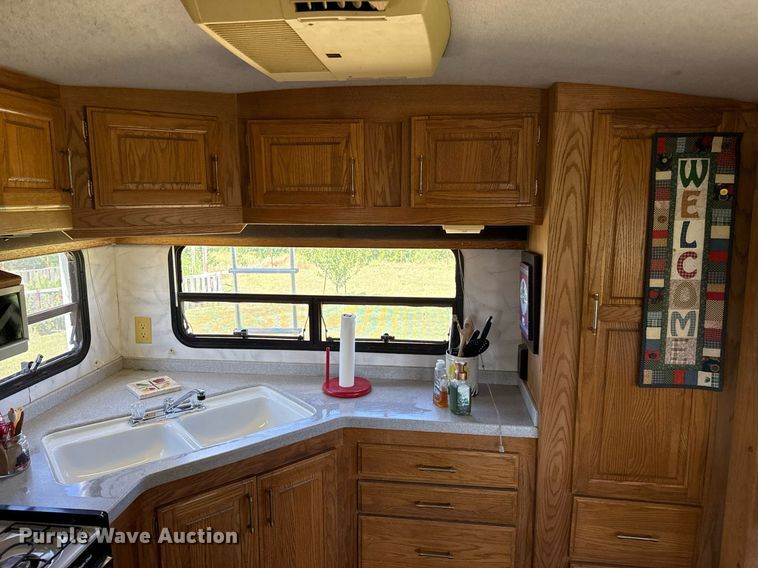 image for item DZ8588 1993 Fleetwood Avion camper