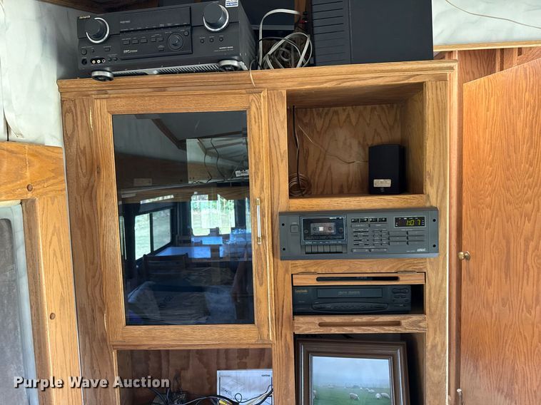 image for item DZ8588 1993 Fleetwood Avion camper