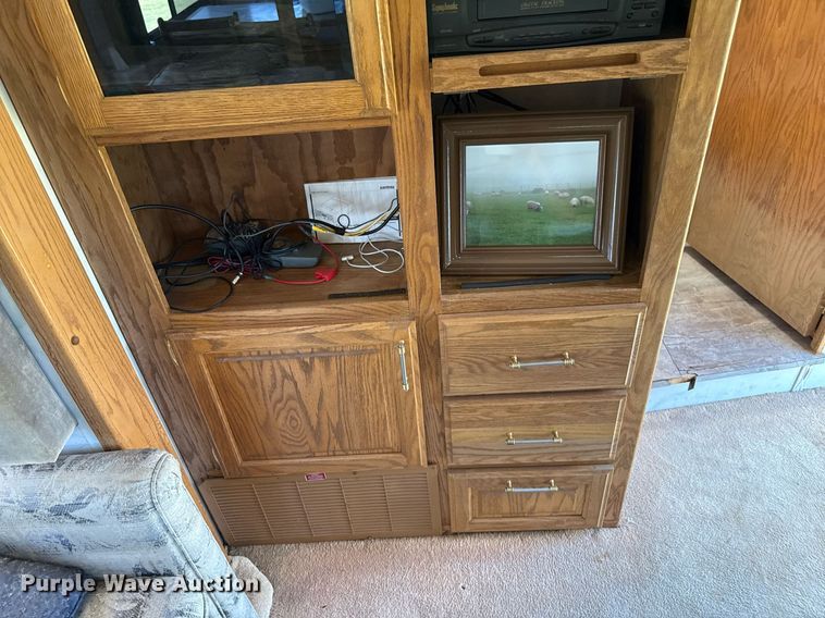 image for item DZ8588 1993 Fleetwood Avion camper