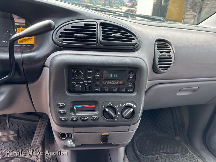 image for item EC3730 2000 Dodge Caravan van