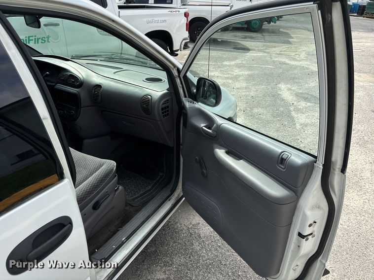 image for item EC3730 2000 Dodge Caravan van