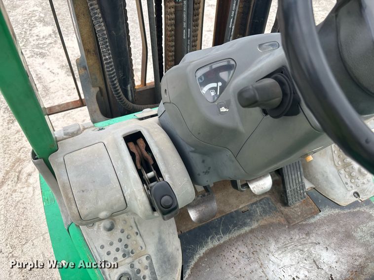 image for item EC3742 2011 Komatsu FG25T-16 forklift