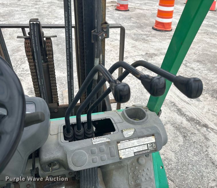 image for item EC3742 2011 Komatsu FG25T-16 forklift