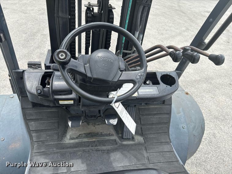 image for item EC3746 2015 Toyota 8FD40U forklift