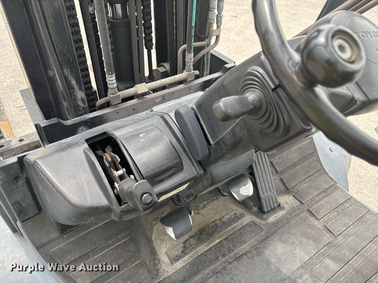 image for item EC3746 2015 Toyota 8FD40U forklift