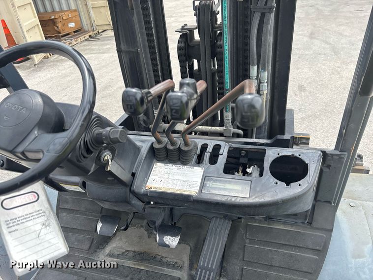 image for item EC3746 2015 Toyota 8FD40U forklift