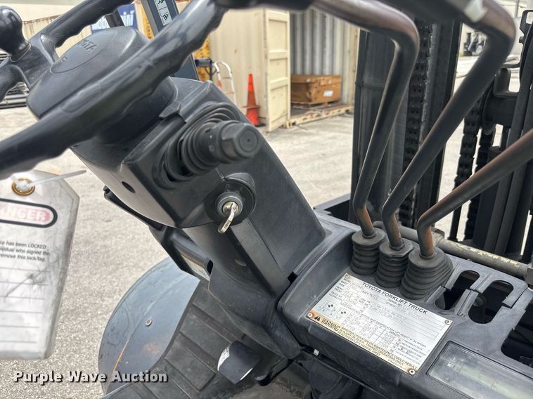 image for item EC3746 2015 Toyota 8FD40U forklift