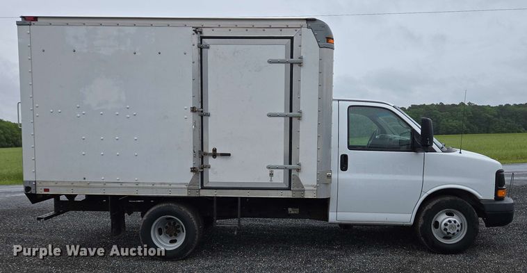 image for item EC4246 2011 Chevrolet Express 3500 box truck