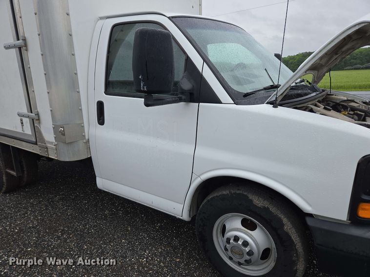 image for item EC4246 2011 Chevrolet Express 3500 box truck