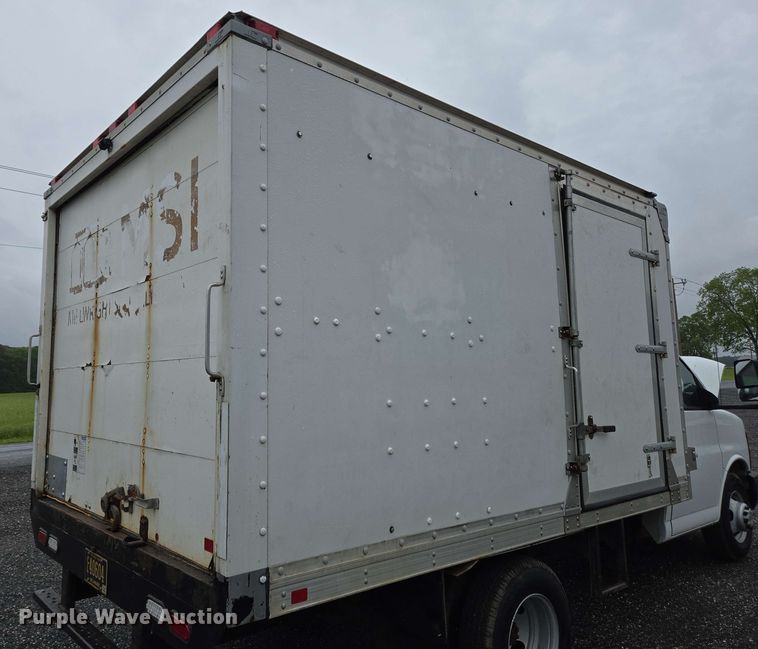 image for item EC4246 2011 Chevrolet Express 3500 box truck