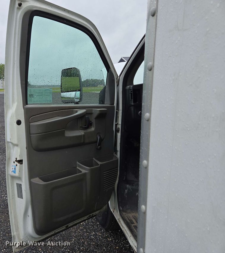image for item EC4246 2011 Chevrolet Express 3500 box truck