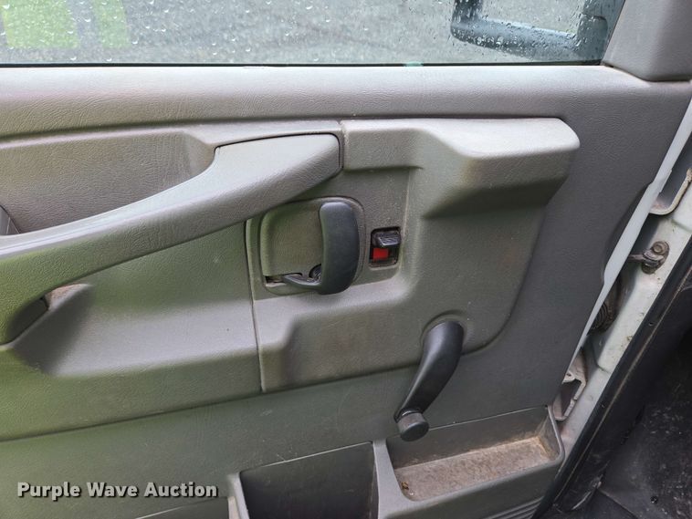 image for item EC4246 2011 Chevrolet Express 3500 box truck