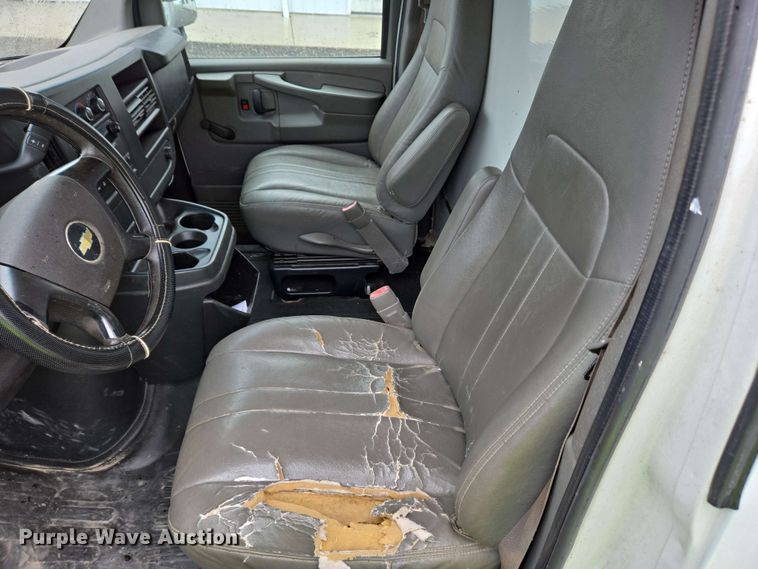 image for item EC4246 2011 Chevrolet Express 3500 box truck