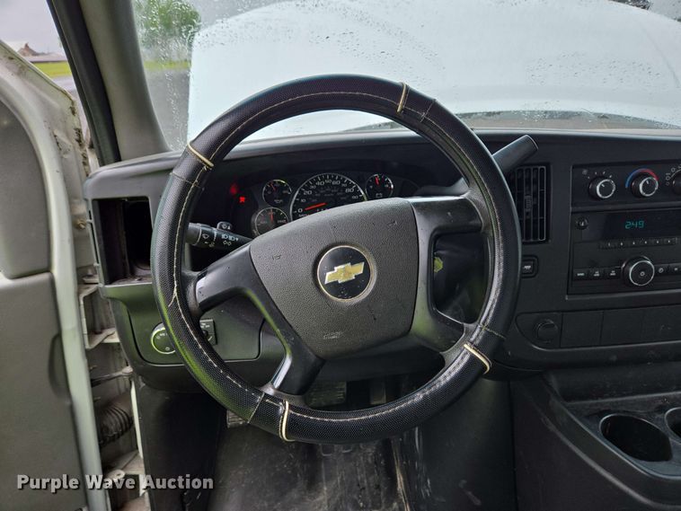 image for item EC4246 2011 Chevrolet Express 3500 box truck