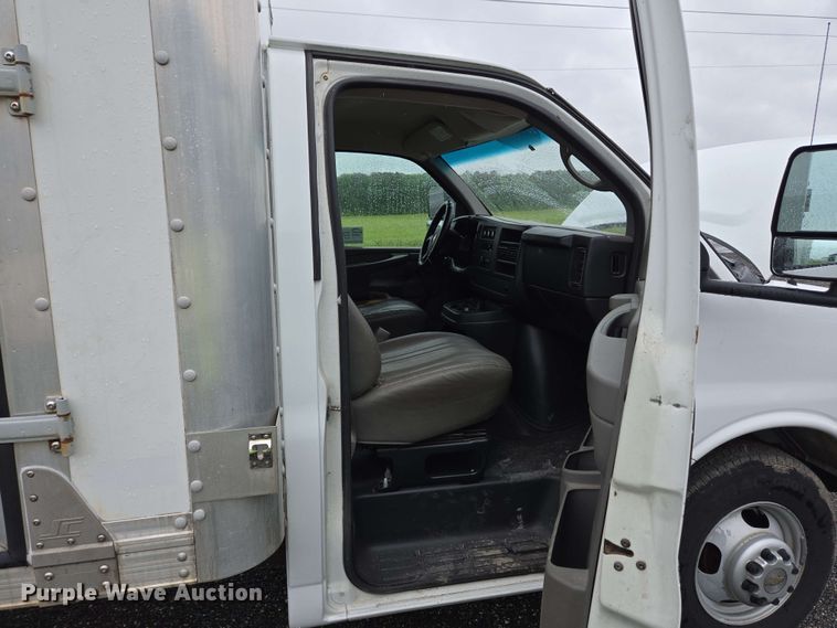 image for item EC4246 2011 Chevrolet Express 3500 box truck
