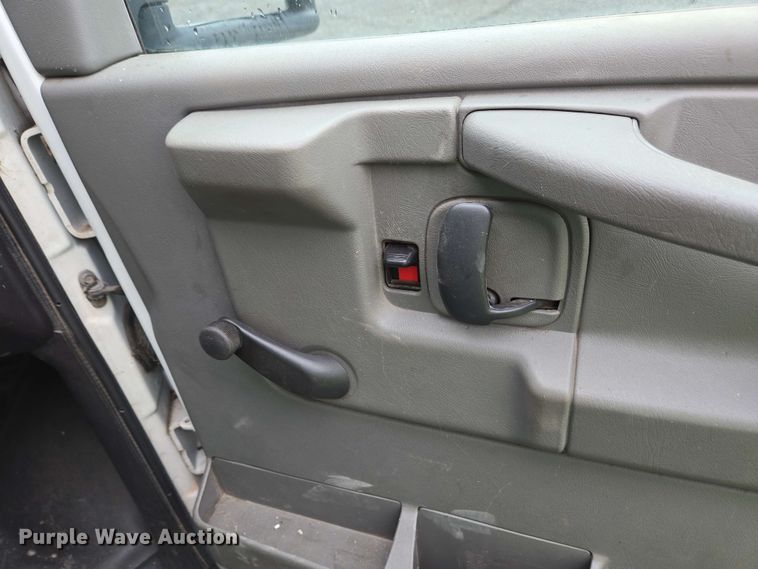 image for item EC4246 2011 Chevrolet Express 3500 box truck