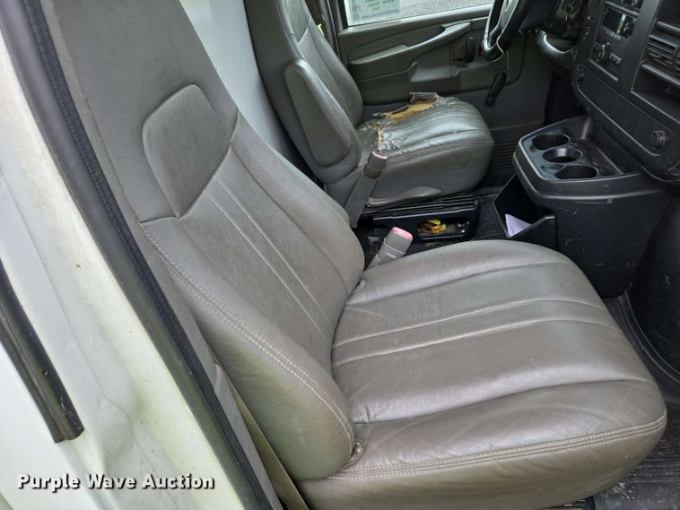 image for item EC4246 2011 Chevrolet Express 3500 box truck