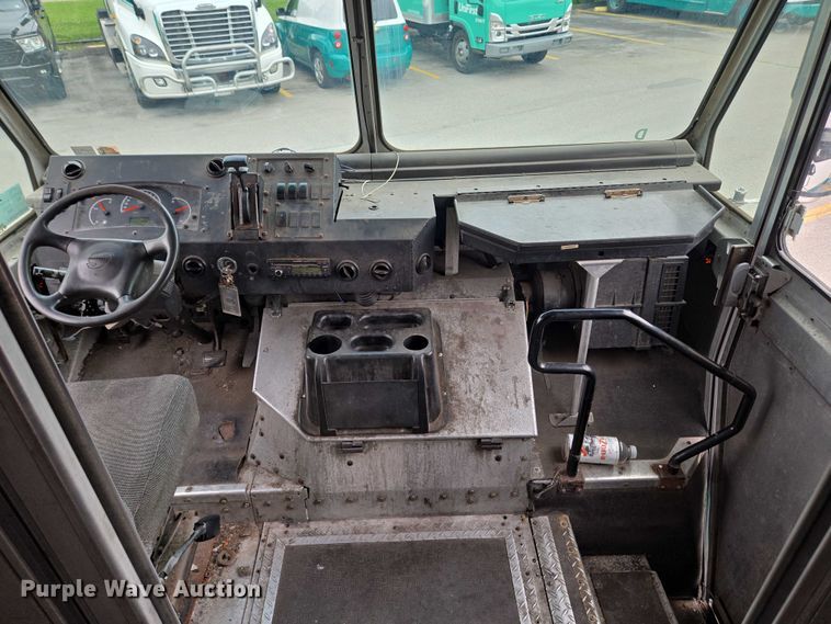 image for item EC4291 2011 Workhorse W62 delivery truck