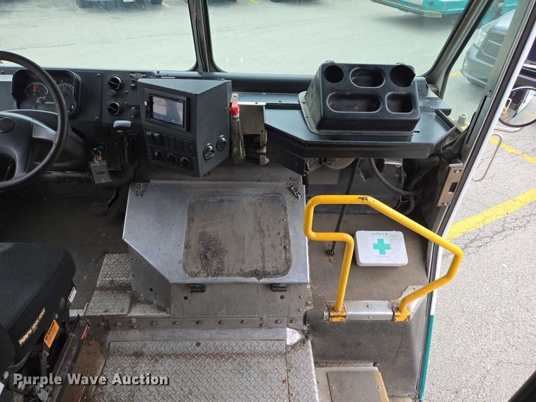 image for item EC4292 2016 Freightliner MT45 delivery truck