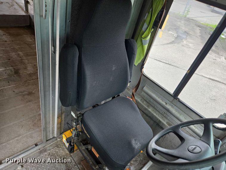 image for item EC4292 2016 Freightliner MT45 delivery truck