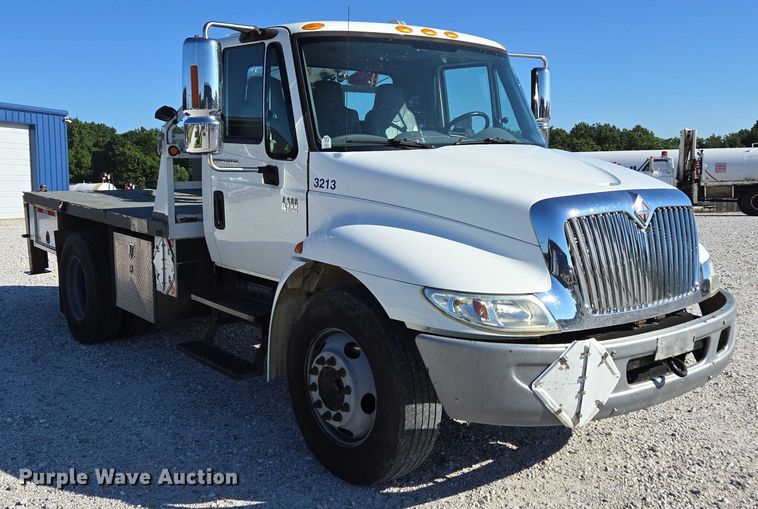 image for item ED2132 2006 International 4300 utility / service truck