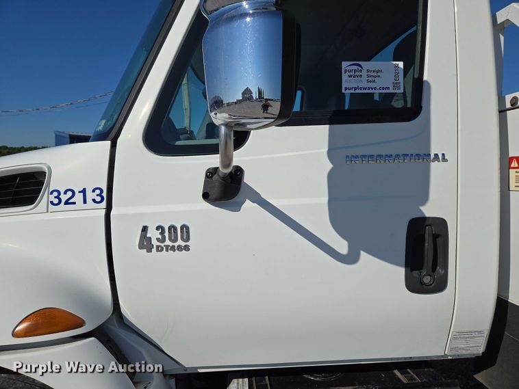 image for item ED2132 2006 International 4300 utility / service truck