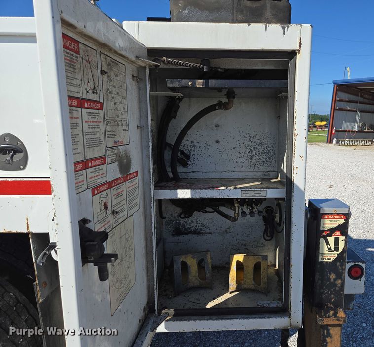 image for item ED2132 2006 International 4300 utility / service truck