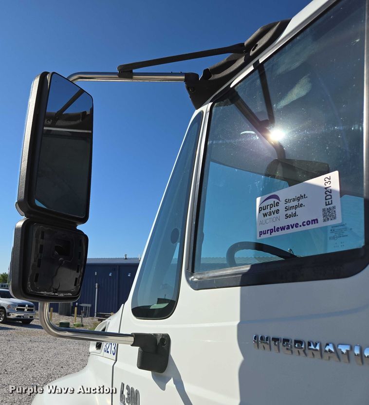 image for item ED2132 2006 International 4300 utility / service truck